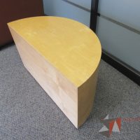 Lote 008 - Mesa de apoyo en forma de media luna color madera - Imagen 9