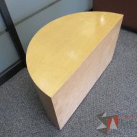 Lote 008 - Mesa de apoyo en forma de media luna color madera - Imagen 10