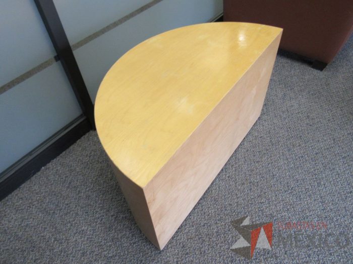 Lote 008 - Mesa de apoyo en forma de media luna color madera - Imagen 10