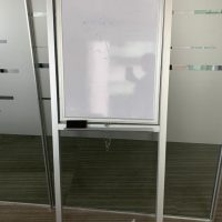 Lote 025 - Pizarrón blanco para plumón con estructura metálica plegable