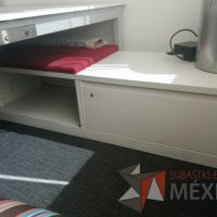 Lote 002 - Credenza con 1 cajón, 1 espacio para guardar y 1 cojín color rojo