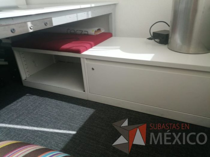 Lote 002 - Credenza con 1 cajón, 1 espacio para guardar y 1 cojín color rojo