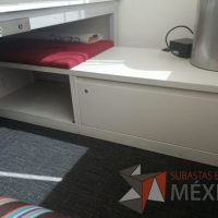 Lote 002 - Credenza con 1 cajón, 1 espacio para guardar y 1 cojín color rojo - Imagen 3