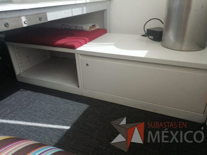 Lote 002 - Credenza con 1 cajón, 1 espacio para guardar y 1 cojín color rojo - Imagen 3