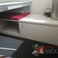 Lote 002 - Credenza con 1 cajón, 1 espacio para guardar y 1 cojín color rojo - Imagen 4