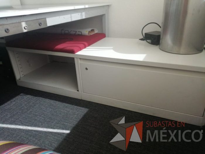 Lote 002 - Credenza con 1 cajón, 1 espacio para guardar y 1 cojín color rojo - Imagen 4