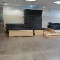 Lote 021 - Estación de trabajo desarmada para 50 personas, con cubiertas, mamparas, herrajes y tornillería incluida. - Imagen 22