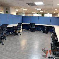 Lote 021 - Estación de trabajo desarmada para 50 personas, con cubiertas, mamparas, herrajes y tornillería incluida.