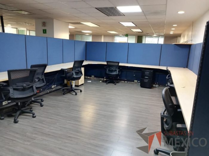 Lote 021 - Estación de trabajo desarmada para 50 personas, con cubiertas, mamparas, herrajes y tornillería incluida.