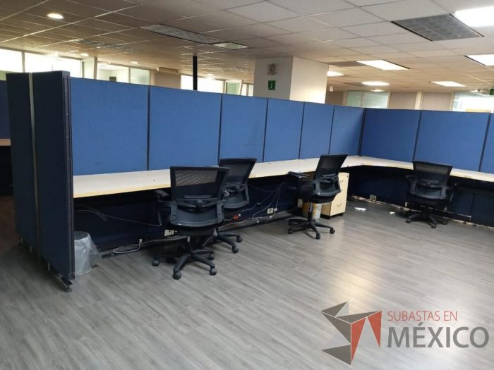 Lote 021 - Estación de trabajo desarmada para 50 personas, con cubiertas, mamparas, herrajes y tornillería incluida. - Imagen 24