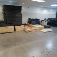 Lote 021 - Estación de trabajo desarmada para 50 personas, con cubiertas, mamparas, herrajes y tornillería incluida. - Imagen 25