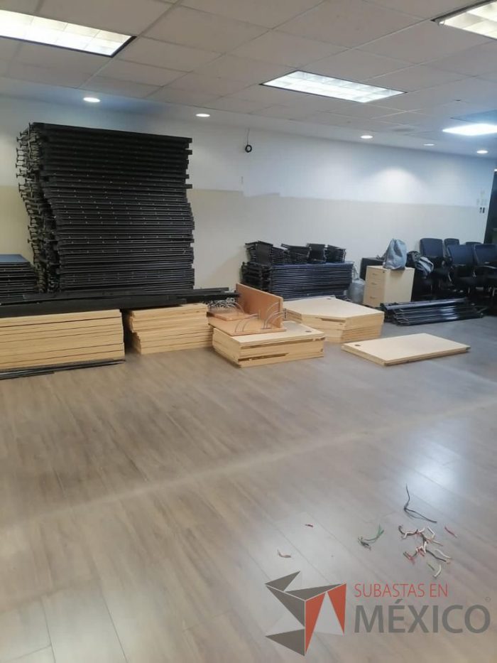 Lote 021 - Estación de trabajo desarmada para 50 personas, con cubiertas, mamparas, herrajes y tornillería incluida. - Imagen 25