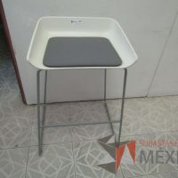 Lote 026 - Silla periquera, patas metálicas, asiento en tela color gris