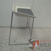 Lote 026 - Silla periquera, patas metálicas, asiento en tela color gris - Imagen 3