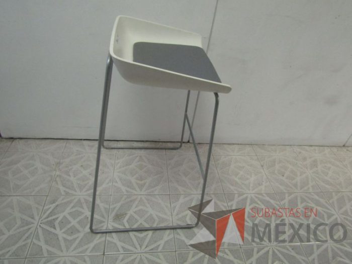 Lote 026 - Silla periquera, patas metálicas, asiento en tela color gris - Imagen 3