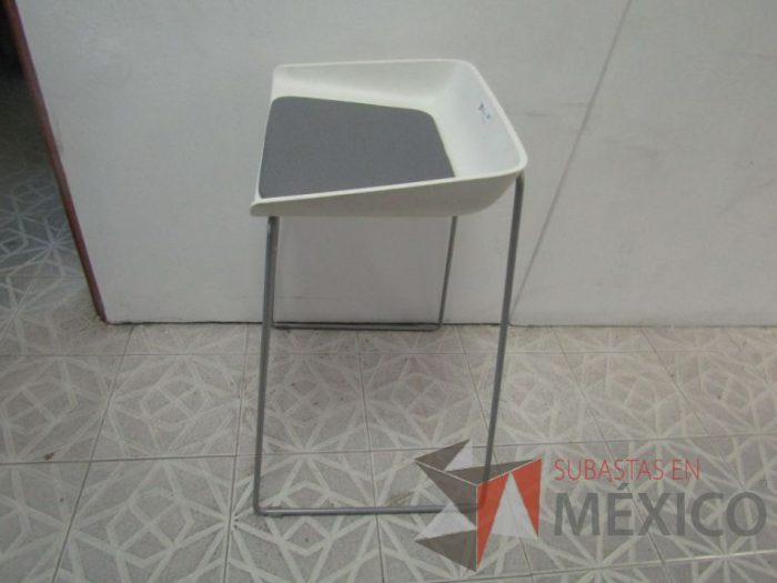 Lote 026 - Silla periquera, patas metálicas, asiento en tela color gris - Imagen 5