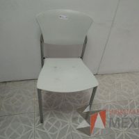 Lote 010 - Silla de visita, respaldo y asiento en plástico, patas metálicas