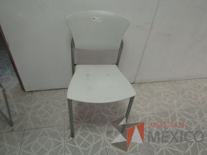 Lote 010 - Silla de visita, respaldo y asiento en plástico, patas metálicas