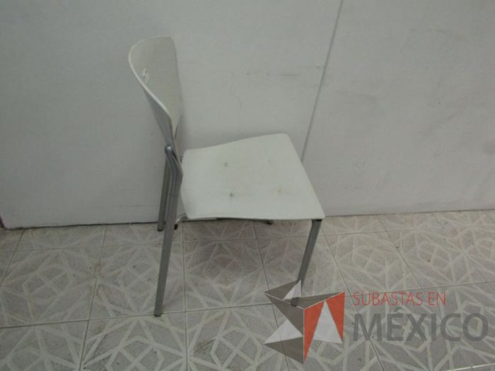 Lote 010 - Silla de visita, respaldo y asiento en plástico, patas metálicas - Imagen 3