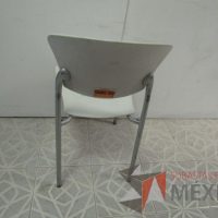 Lote 010 - Silla de visita, respaldo y asiento en plástico, patas metálicas - Imagen 4