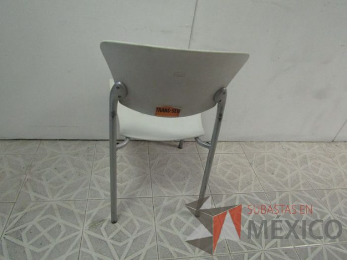 Lote 010 - Silla de visita, respaldo y asiento en plástico, patas metálicas - Imagen 4