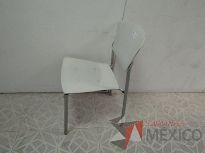 Lote 010 - Silla de visita, respaldo y asiento en plástico, patas metálicas - Imagen 5