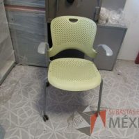 Lote 015 - Silla de visita Herman Miller, asiento y respaldo en plástico color verde, patas metálicas con ruedas