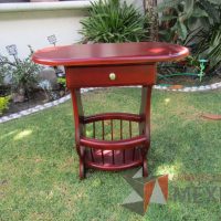 Lote 008 - Mesa de apoyo con un cajón y con espacio para documentos