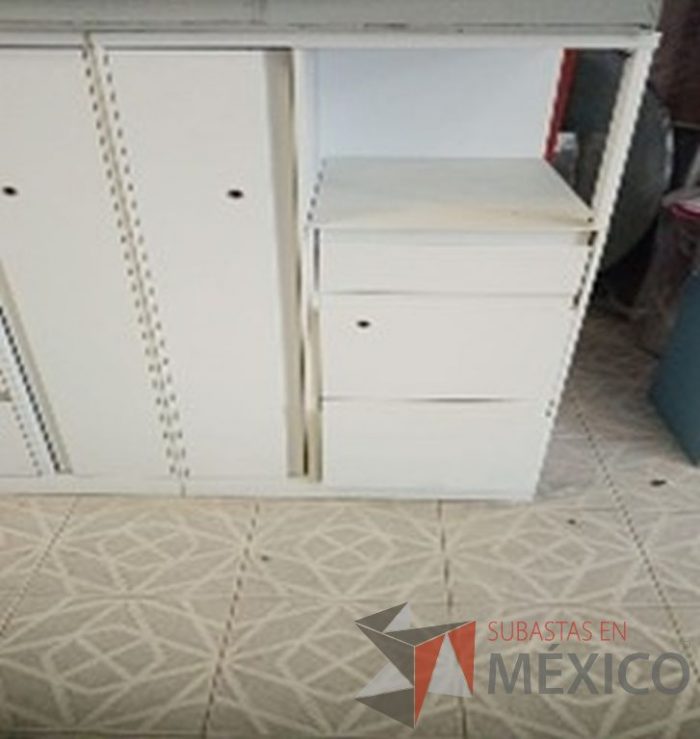 Lote 351 - Gabinete vertical blanco metálico
