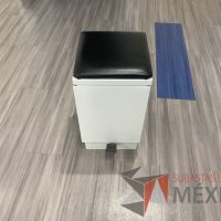 Lote 007 - Bote de basura metálico con cojín superior color negro - Imagen 3
