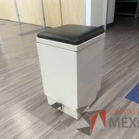 Lote 007 - Bote de basura metálico con cojín superior color negro