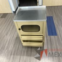 Lote 011 - Gabinete con 2 cajones, 1 puerta y una puerta de vidrio