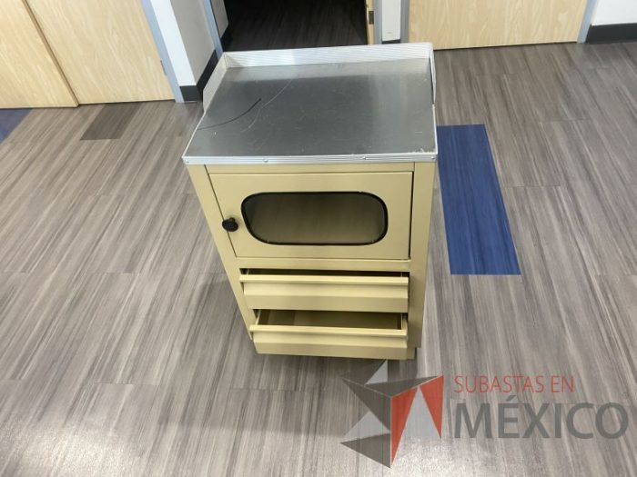 Lote 011 - Gabinete con 2 cajones, 1 puerta y una puerta de vidrio