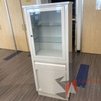 Lote 019 - Gabinete con 1 cajón, 1 puerta de vidrio y 1 puerta - Imagen 2