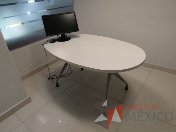 Lote 008 - Mesa de trabajo ovalada - Imagen 4