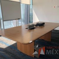 Lote 172 - Mesa de sala de juntas para 8 personas con accesorios para conexión color madera