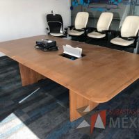 Lote 172 - Mesa de sala de juntas para 8 personas con accesorios para conexión color madera - Imagen 3