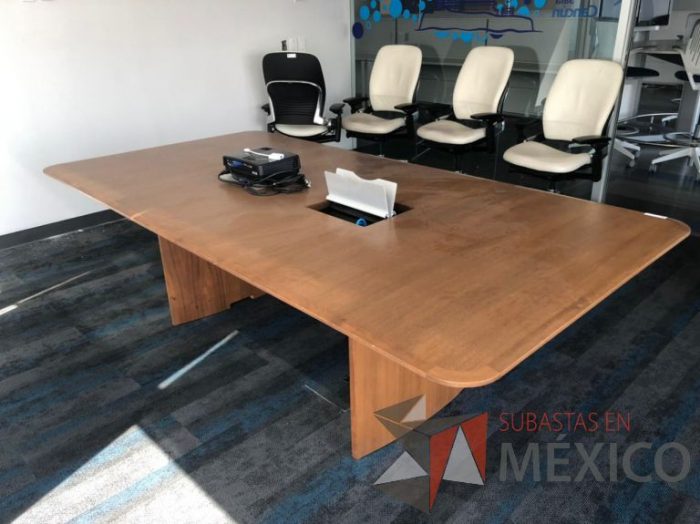 Lote 172 - Mesa de sala de juntas para 8 personas con accesorios para conexión color madera - Imagen 3