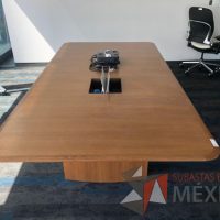 Lote 172 - Mesa de sala de juntas para 8 personas con accesorios para conexión color madera - Imagen 4