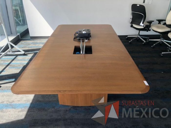 Lote 172 - Mesa de sala de juntas para 8 personas con accesorios para conexión color madera - Imagen 4