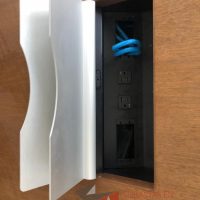 Lote 172 - Mesa de sala de juntas para 8 personas con accesorios para conexión color madera - Imagen 5
