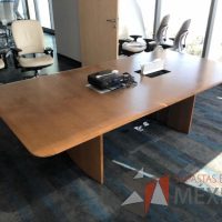 Lote 172 - Mesa de sala de juntas para 8 personas con accesorios para conexión color madera - Imagen 6