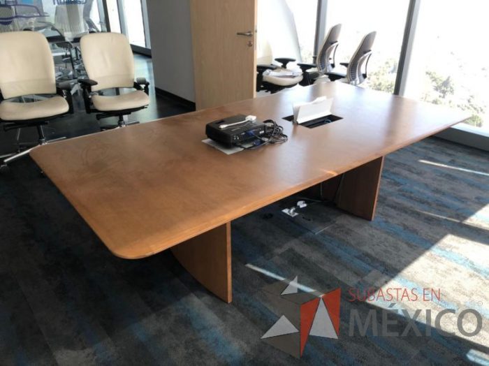 Lote 172 - Mesa de sala de juntas para 8 personas con accesorios para conexión color madera - Imagen 6