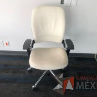 Lote 173 - Silla ejecutiva con ruedas, descansabrazos, asiento y respaldo en piel color beige