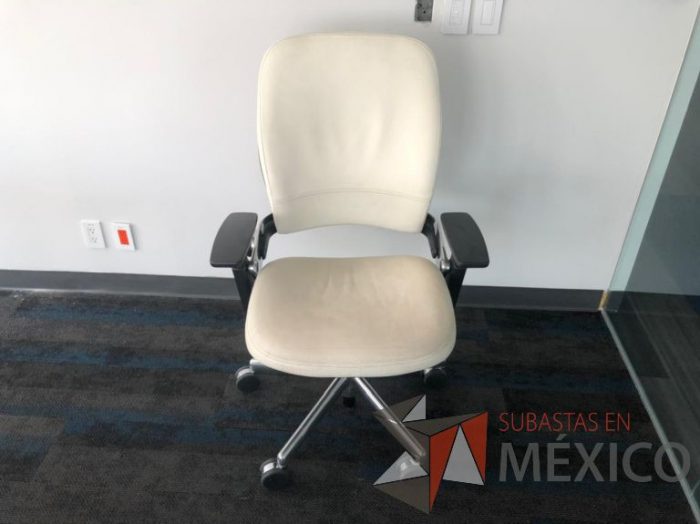 Lote 173 - Silla ejecutiva con ruedas, descansabrazos, asiento y respaldo en piel color beige