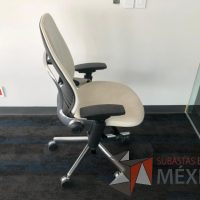 Lote 173 - Silla ejecutiva con ruedas, descansabrazos, asiento y respaldo en piel color beige - Imagen 3