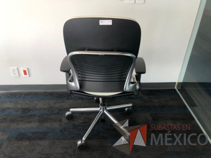 Lote 173 - Silla ejecutiva con ruedas, descansabrazos, asiento y respaldo en piel color beige - Imagen 4