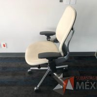 Lote 173 - Silla ejecutiva con ruedas, descansabrazos, asiento y respaldo en piel color beige - Imagen 5