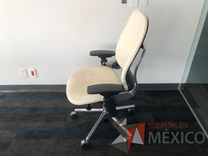 Lote 173 - Silla ejecutiva con ruedas, descansabrazos, asiento y respaldo en piel color beige - Imagen 5