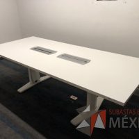 Lote 180 - Mesa de sala de juntas para 8 personas con accesorios para conexión, cubierta en 2 secciones  con 4 sillas Cobi